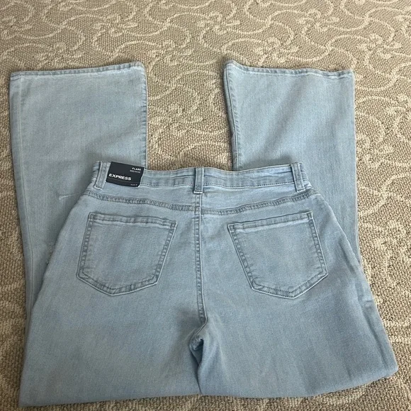 Express Mid Rise Light Wash '70s Flare Jeans size 6 NWT - Picture 7 of 8